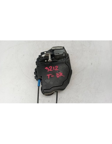 Recambio de cerradura puerta trasera derecha para toyota auris 1ad referencia OEM IAM A046693  